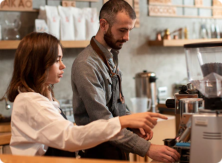 Baristas bereiten Kaffee im Bean There zu