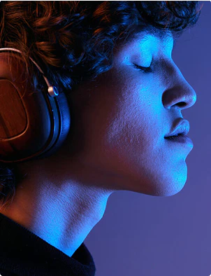 Freund:innen, die gemeinsam Musik genießen